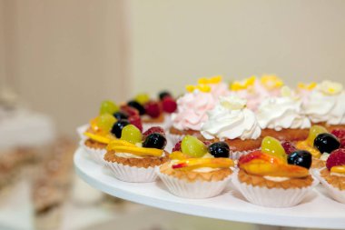 ahududu, üzüm ve şeftali bir düğün tablo ile cupcakes