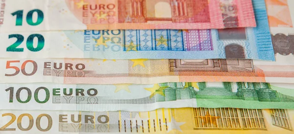 Dinero en euros. Fondo en efectivo en euros. Billetes en euros. Antecedentes de los diferentes billetes en euros de cerca — Foto de Stock