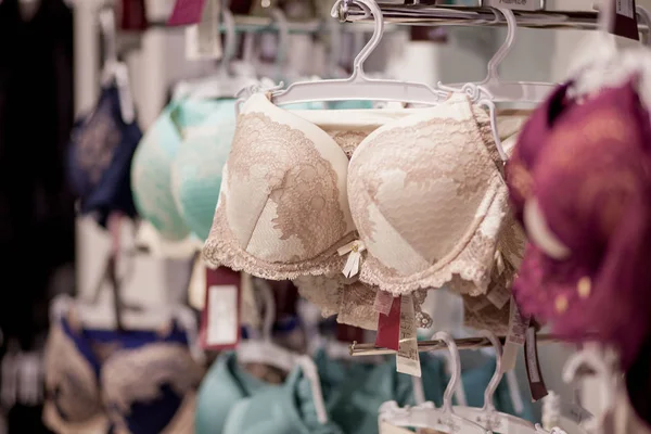 Sutiãs femininos à venda no mercado. Vareity de sutiã pendurado na loja de roupa interior lingerie. Anunciar, Venda, Conceito de moda — Fotografia de Stock