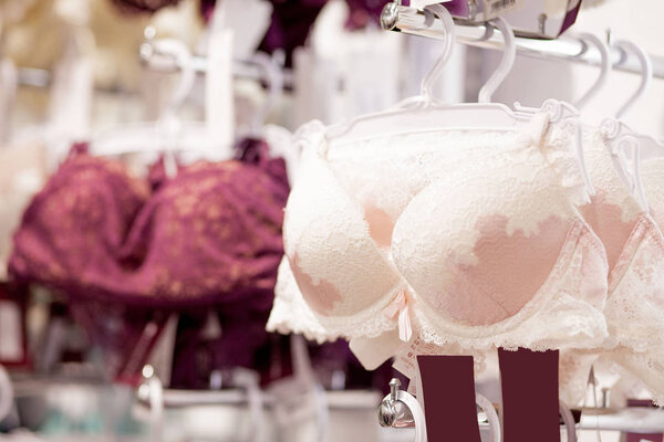Женские бюстгальтеры на продажу на рынке. Разнообразие бюстгальтера висит в магазине нижнего белья. Реклама, продажа, концепция моды
