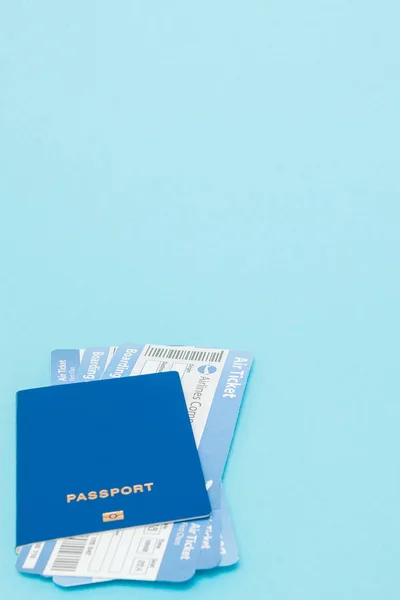 Pas a letenky na modrý podklad. vysypání prázdného rázdné — Stock fotografie