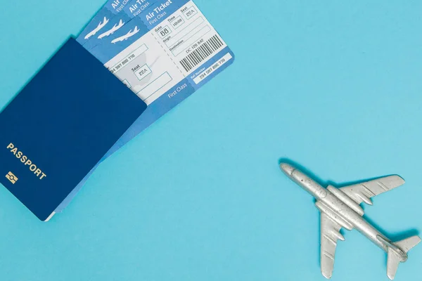 Bilety na samolot i paszport, dolarów z modelu samolotu na b — Zdjęcie stockowe