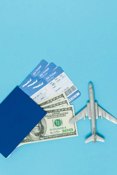 Tickets voor vliegtuig en paspoort, dollars met model van vliegtuig op b — Stockfoto