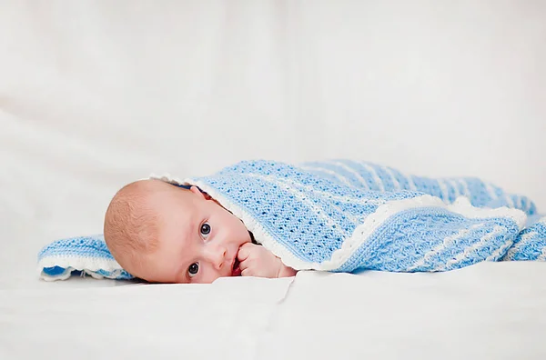 Potret bayi lucu tersenyum merangkak dalam popok, dua bulan bayi memegang kepala — Stok Foto