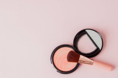 Hava yastığı pembe arka plan, güzellik ve moda kavramı üzerinde krem