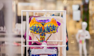 Bir sahil dükkanında Satılık bayan mayo. Reklam, satış, moda kavramı