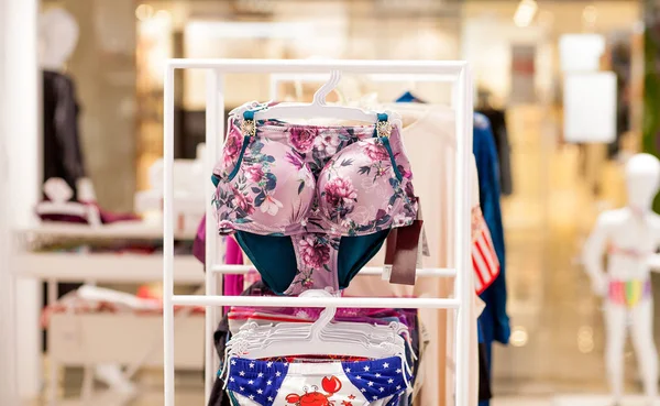 Trajes de baño para mujeres en venta en una tienda junto al mar. Anunciar, Venta, Concepto de moda — Foto de Stock