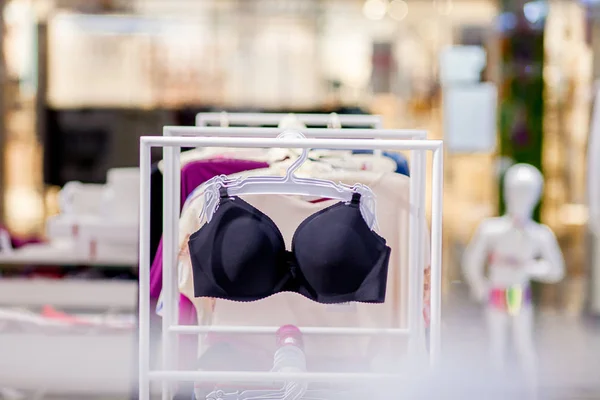 Varedad de sujetador colgando en la tienda de ropa interior de lencería. Anunciar, Venta, Concepto de moda — Foto de Stock