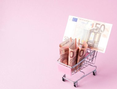 Süpermarket arabası tam Euro banknot pembe arka plan WIT Tarih