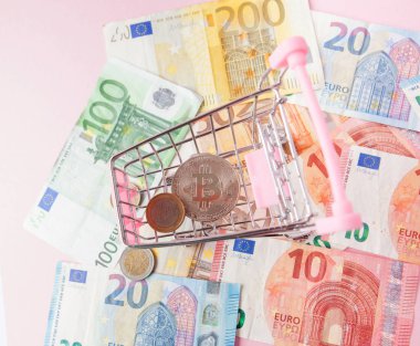 oyuncak alışveriş sepeti ile bitcoin euro arka plan, sa üzerinde kapatın