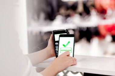 POS terminal, ödeme makine deposu backgro üstünde hareket eden telefon ile