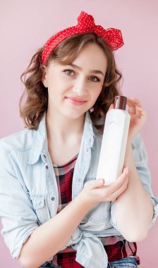 Pin-up makyaj ve saç modeli ile görev olan güzel kadın