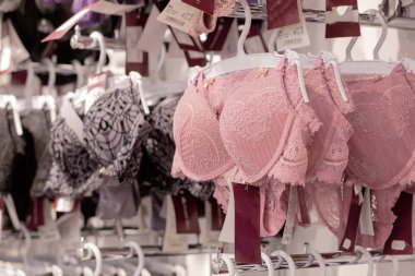 Vareity iç giyim iç çamaşırı mağazası içinde asılı Bra. Reklam, S