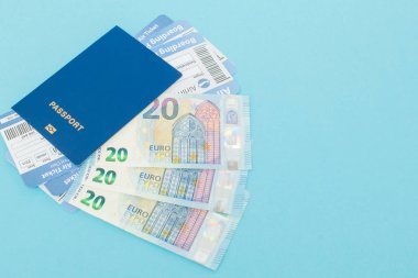 Pasaport, euro üzerinde mavi arka plan ve uçak biletleri. SP kopyalama