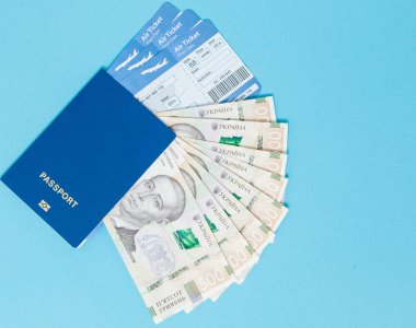 Uçaklar ve pasaport, mavi üzerinde Ukraynalı hryvnia için bilet 