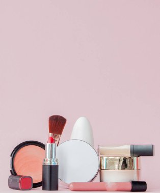 profesyonel Dekoratif kozmetik, makyaj araçları ve Aksesuar metniniz için kopya alanı ile pembe arka plan üzerinde kümesi. Güzellik ve moda kavramı, kopya alanı