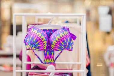 Bir sahil dükkanında Satılık bayan mayo. Reklam, satış, F