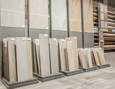 Ukrayna - Mart 27,2019: resim farklı modern Seramik karo, Havzası ve dükkanda lamine parke