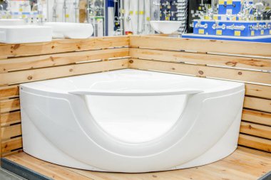 Yapı Market banyoda. banyo sıhhi tesisat deposunda. Dükkanı banyoları. Sıhhi tesisat. Yeni Hamam. Güzel dövme bacaklar banyo