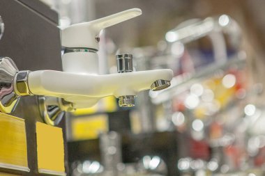 Mutfak ve banyo için musluklu bir vitrin.