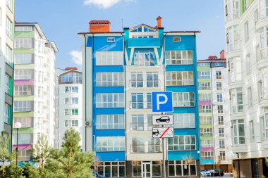 Ev yeni bir arka plan üzerinde yol işaretleri. Otopark