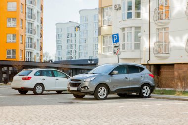 Araba park işaret altında evin yanında duruyor