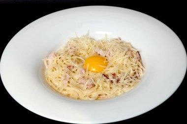 İtalyan mutfağı, yumurta kesesi, spagetti, karbonat yapıştırma bir blac üzerinde