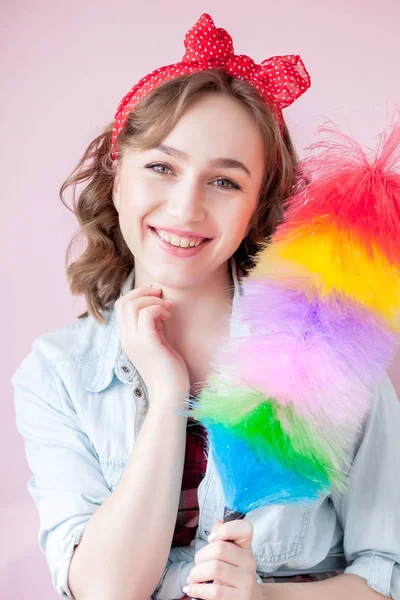 Czyszczenie kobieta. Uśmiechający się dziewczyna pinup posiada kolorowy prochowiec — Zdjęcie stockowe