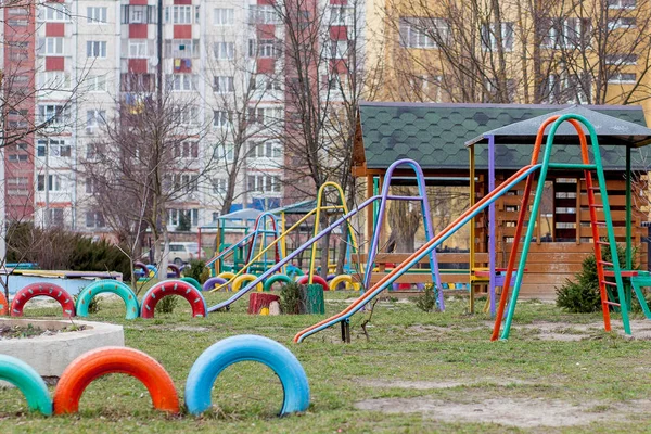 Une aire de jeux pour enfants, un slider situé sur le sable — Photo