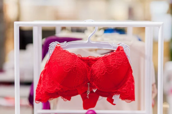 Vareity de sutiã pendurado na loja de roupa interior lingerie. Anuncie, S — Fotografia de Stock