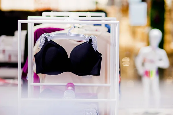Vareity iç giyim iç çamaşırı mağazası içinde asılı Bra. Reklam, S — Stok fotoğraf