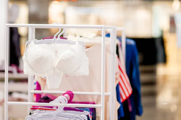 Varedad de sujetador colgando en la tienda de ropa interior de lencería. Anunciar, S — Foto de Stock