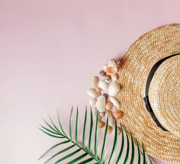 Yaz tatil arka plan. Tropikal yaz konsepti ile kadın moda aksesuarları, yaprakları ve sarı zemin üzerine deniz kabuklarını. Düz yatıyordu, en iyi görünümü