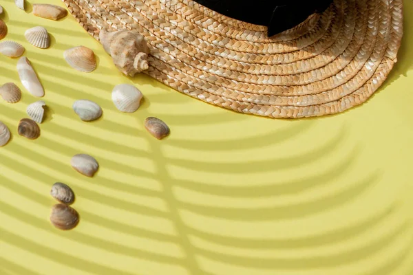 Sommerurlaub. tropisches Sommerkonzept mit Accessoires für Damenmode, Blättern und Muscheln auf gelbem Hintergrund. flache Lage, Draufsicht — Stockfoto