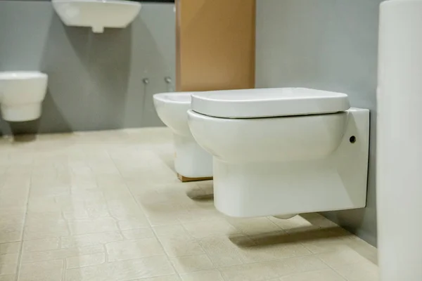 Blurred image of toilet bowls aisle in a hardware store — Stock Photo, Image