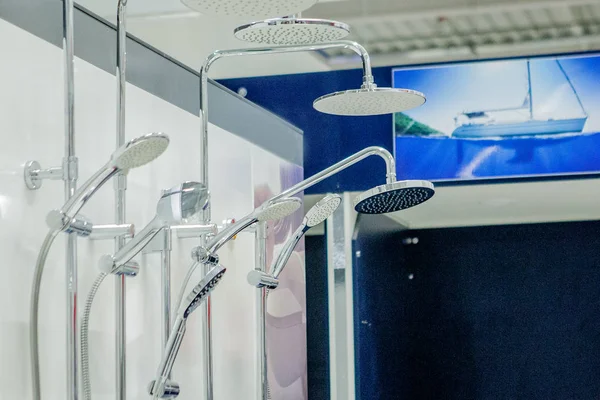 Mixers kranen voor douche in een ijzerwinkel — Stockfoto
