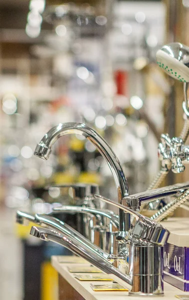 Escaparate en la tienda con grifos para la cocina y el baño —  Fotos de Stock