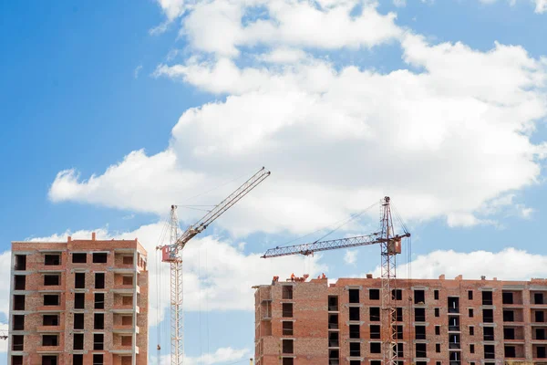 Bâtiments de grande hauteur de plusieurs étages en construction. Grue à tour — Photo