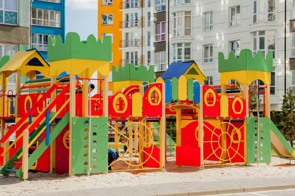 Nouvelle aire de jeux pour enfants près d'un immeuble d'appartements — Photo