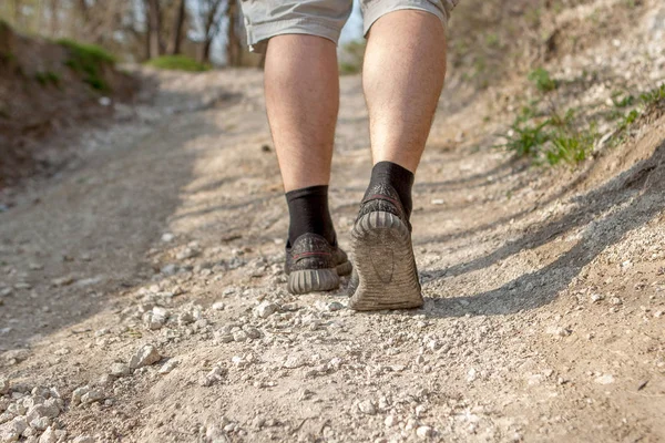 De man loopt langs het pad. Slimme lopen door het bos. C — Stockfoto