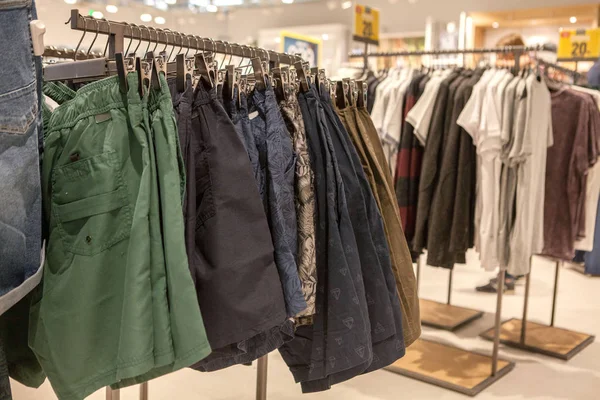 Shorts på butikshyllan. Moderiktiga kläder på hyllorna i — Stockfoto