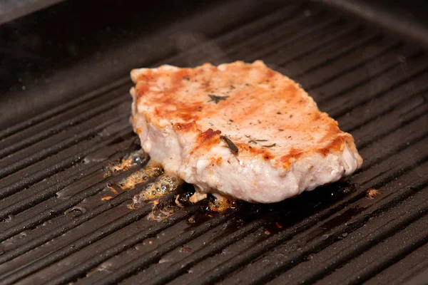 Жареная телятина жареный стейк, жареное мясо гриль — стоковое фото