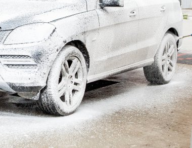 Oto yıkama köpüklü oto yıkama istasyonu. Cennet. Çamaşır makinesi istasyonda. Araba yıkama kavramı. Köpük arabaya