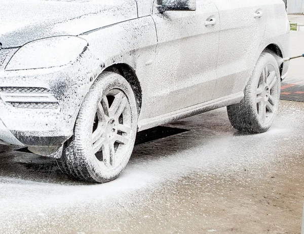 Oto yıkama köpüklü oto yıkama istasyonu. Cennet. Çamaşır makinesi istasyonda. Araba yıkama kavramı. Köpük arabaya