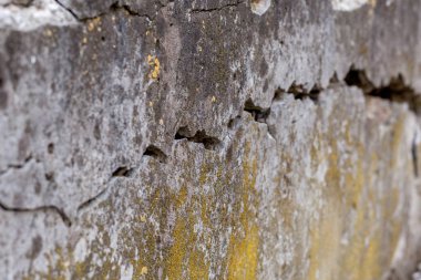 Kırık beyaz duvar doku arka plan, bu bir çatlak ile çok eski duvar