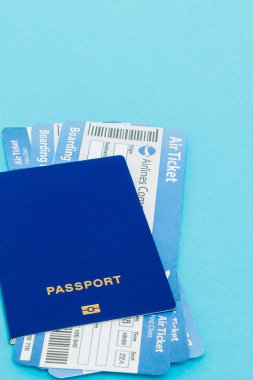 Pasaport ve hava bilet mavi bir arka plan üzerinde. mockup boş boş, kopya alanı