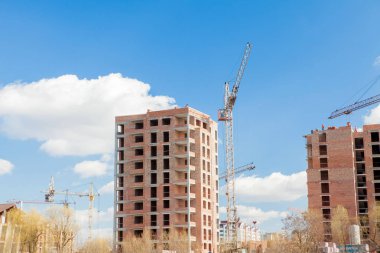 Yapım aşamasında yüksek çok katlı binalar. Kule vinç building yakınındaki. Etkinlik, gökdelen mimarisi, geliştirme süreci