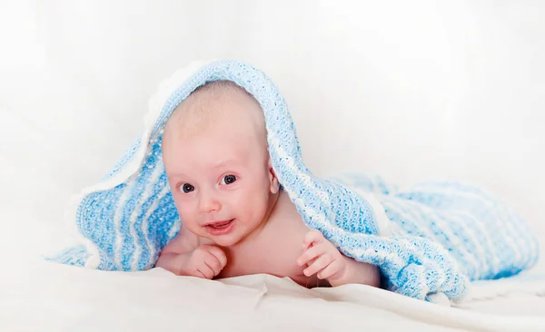 Portret van een schattige lachende baby baby kruipen in een luier, twee maanden baby kind houdt hoofd — Stockfoto