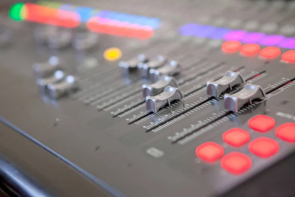 Scrivania mixaggio studio di registrazione audio. Pannello di controllo mixer musicale — Foto Stock