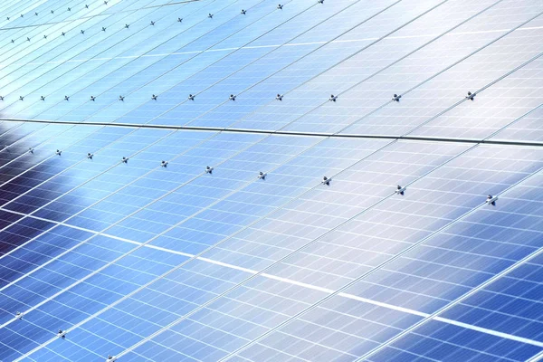 Sonnenkollektoren Hintergrund. Photovoltaische erneuerbare Energiequelle — Stockfoto